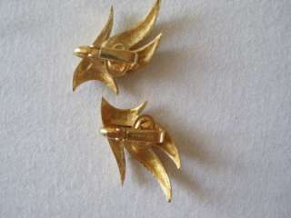 PUCCINI Modern Textured Gold Tone Leaf Brooch Pin & Clip Earrings 