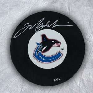  MARK MESSIER Vancouver Canucks SIGNED Hockey PUCK: Sports 