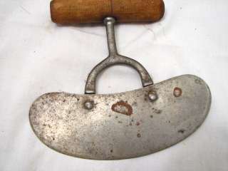 nice antique food chopper. In overall good to very good condition 