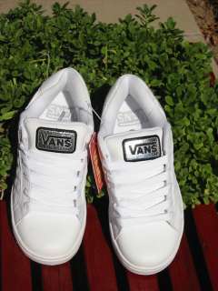 VANS SNEAKERS TENNIS SHOES WOMEN WHITE 6 AUTHENTIC NEW  
